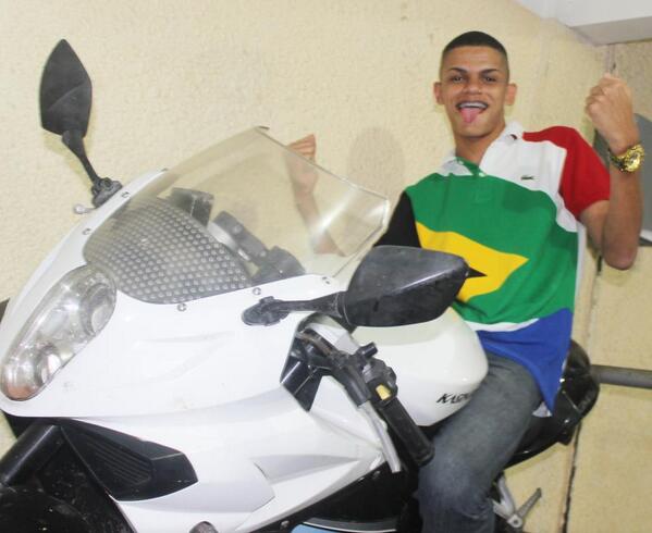 mcmanerinho's tweet photo. Ela ver o diogo passando, de motão a mil olha oque ela faz ♪ http://t.co/vHjahmKV4Y