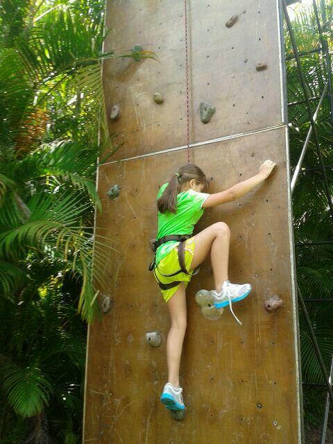 CampATC's tweet photo. Los campistas disfrutando de la pared de escalar #CampATC # http://t.co/5Bai0j21bS