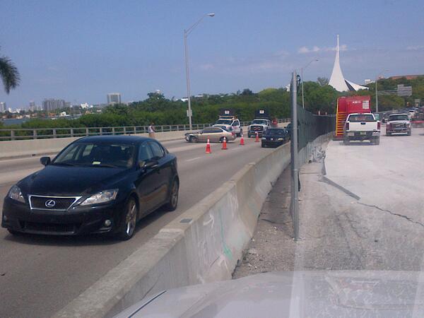SOFNA_MB's tweet photo. ALERT: Heavy back up on westbound MacArthur due to accident as of 4 pm http://t.co/FGmtTw1Nkt