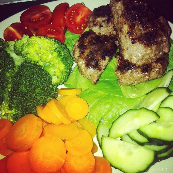 DaKineTraining's tweet photo. Lean mince beef burgers with some refreshing salad &amp; lovely steamed veg. #colourful #mineralfilledveg #eatclean http://t.co/VhOvzbR0rF