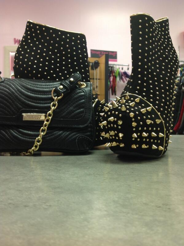 HerobsessionKim's tweet photo. Cute shoes! http://t.co/ulsrWDr0Sw