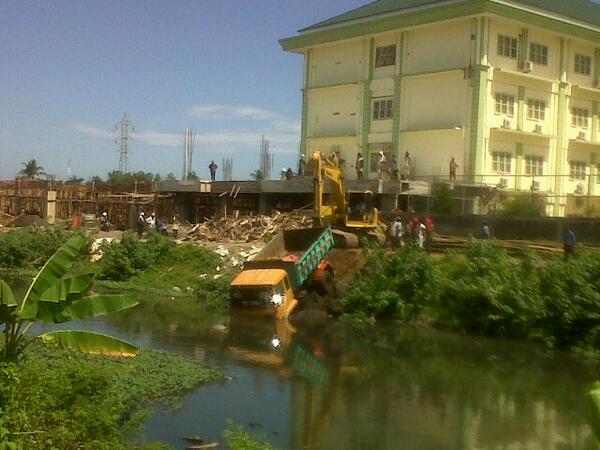 LutunaAja's tweet photo. Kelalaian sopir sewaktu bongkar muatan. Hertasning @siparacca_ http://t.co/4G5gvfGw1P