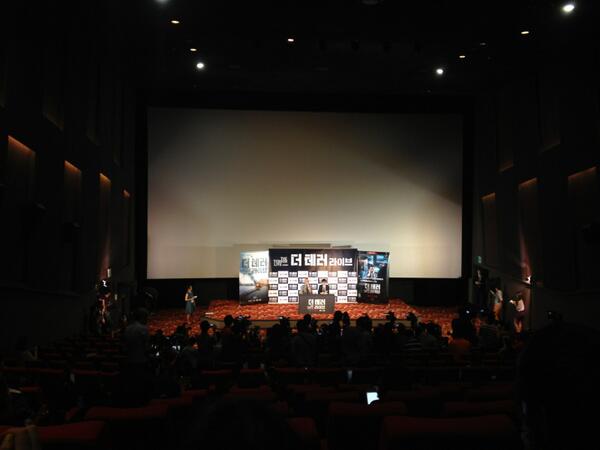 결과는? 저는 더 테러 라이브가 승이었습니다. 긴박하게 돌아가는 면에서 흥미로워서요. 그러나 설국열차도 매우 좋은 영화에요.  기자간담회 사진과 요즘 제 사진 함께 올릴게요!^^