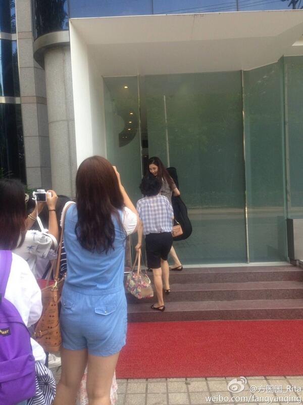 [PIC][08-08-2013]SeoHyun xuất hiện tại công ty SM vào hôm nay BP7-pN4CYAA--3q