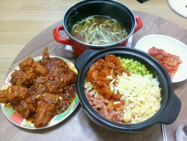 식은밥으로 만든 돌솥밥이랑 
어제 남은 치킨으로 만든 음식 ♥ 
부족하지만 맛있게 먹어줘서 너무 고마워 
대한아 사랑해 ♥ 
@babyjim444  #부러우면지는거