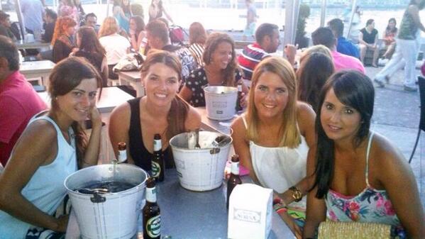 Rociovillodres's tweet photo. De cerveceo con @adrihana12 @makapare agggghh k mala la de los cubitos! http://t.co/vcb9VaS3nA