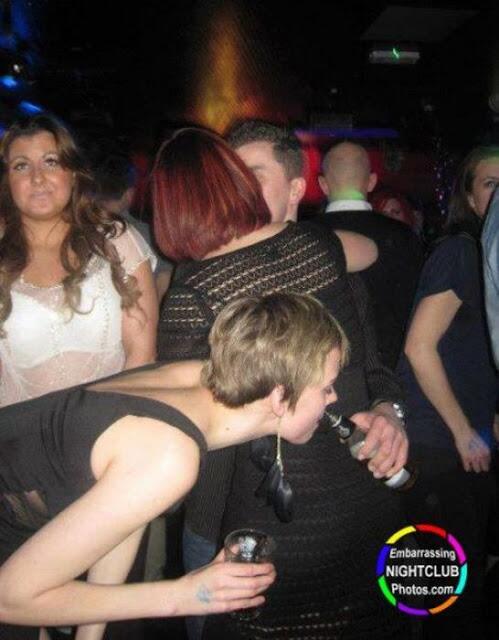 Maitemans's tweet photo. "@JodiendoFotos: Como beber gratis http://t.co/tUBd0wlea6" @maitane_silva buen truco e? Jajajaja