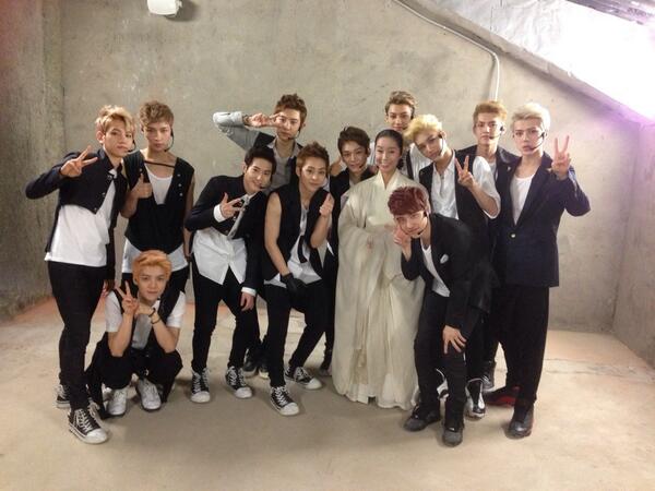 aerisori's tweet photo. 러시아 카잔에서 유니버시아드 대회 폐막공연 무대를 기다리며..
멋지고 착한 EXO와 함께~ http://t.co/1e4wmMEfxC