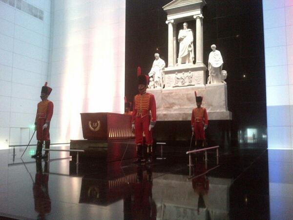 madeleintlSUR's tweet photo. El sarcófago del Libertador Simón Bolivar esta custodiado por sus Guardias de Honor. #8AniversarioteleSUR http://t.co/DZYbgqykrs