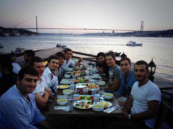 mbncln's tweet photo. Kardeslerimle iftar @BurakPoler @Yealbas @dgnkrbnn @cbkaragoz @brhnk @AdemKefelioglu @oguzhanerhan http://t.co/OzEESPneLA