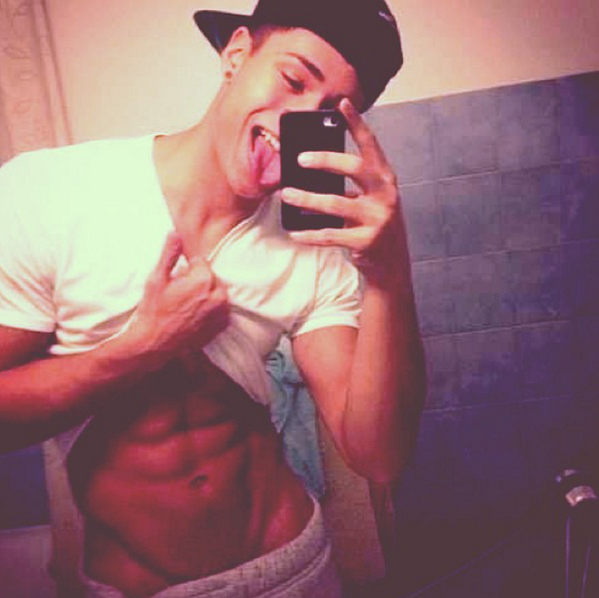 BestOfAbs's tweet photo. Not bad #abs #abdominals #sixpack #vline #hot #boy #cute http://t.co/GaNB49RJe5