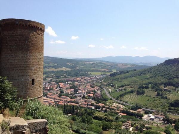 xerobates's tweet photo. @AnatomiaItalian we are presently on the beautiful hill town of Orvieto. Ci vediamo dopo. http://t.co/xe9ya6d6Jr