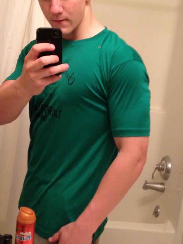 BodybuilderBrah's tweet photo. Wearing my 20 yr old brothers shirt and the arms are about to tear HAHAHAHA http://t.co/iJk3toB6B3
