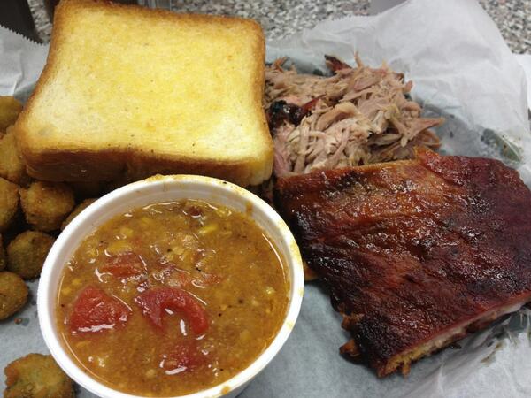 BurrellJRyan's tweet photo. Nothing better than Good BBQ on a summer day! @smokin'PoBoys #BBQHeaven @KRodge http://t.co/EcBr2Mb7sg