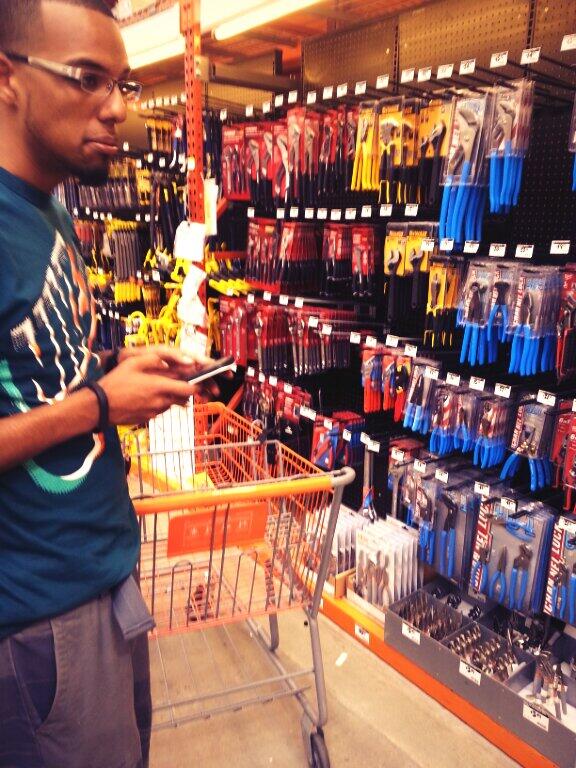 Papi_TheBoss's tweet photo. @Rozayraza got me in home depot....he say he got a new tool belt and he need to feel it up http://t.co/2OibAPpArh