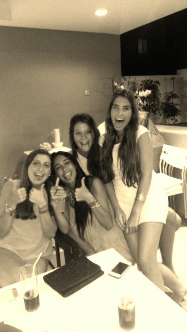 Elealfa's tweet photo. Con las mejoress @PaoLuelmo @Victoriabdelugo @lolafdez8 http://t.co/C9EXh5xscq
