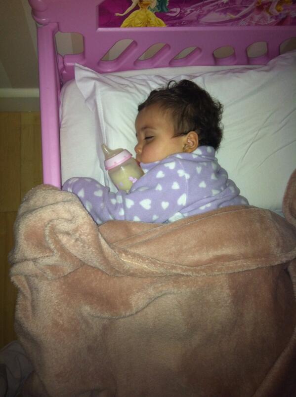 TATIDESIDERA's tweet photo. Seu bebê dorme abraçado com cheirinho ou ursinho? Cada uma dorme com o que + ama! http://t.co/Cbta1WwIUG