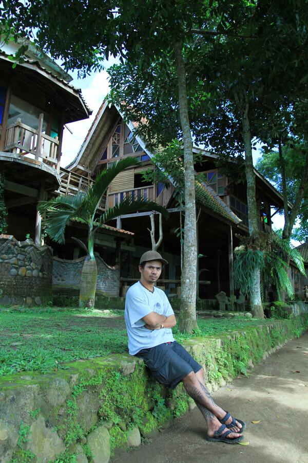 YokuriArt's tweet photo. dan berada di tempat ini, saya yakin Narsis adalah sebagian dari Iman ==> Elo Progo Art House @eloprogo http://t.co/LgmK1gpKua