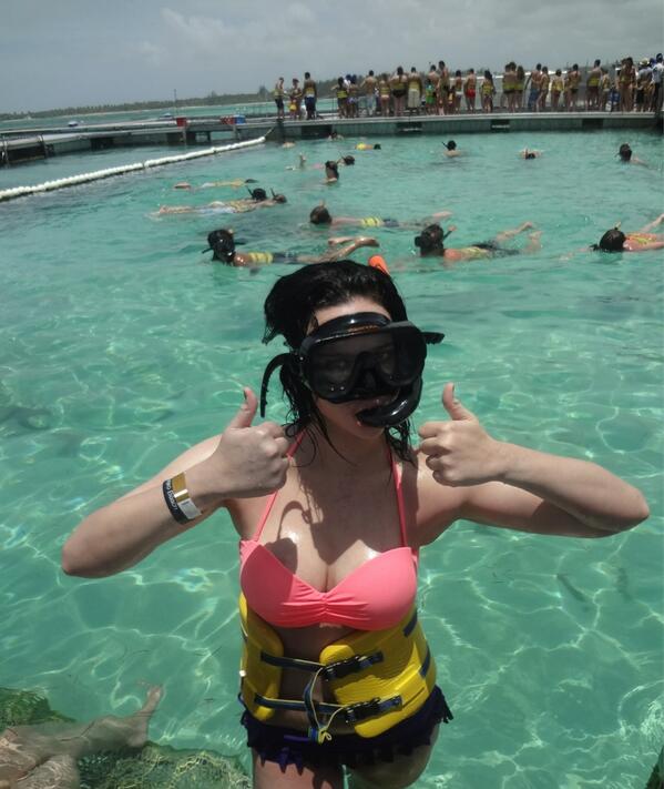 luciaoxenford's tweet photo. A bucear con tiburones y manta rayas http://t.co/uPgJeTjuN6