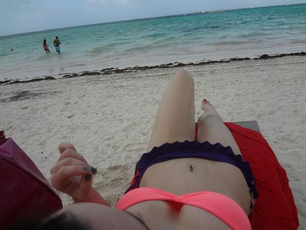 luciaoxenford's tweet photo. Tratando de broncearme algo http://t.co/kaI6YZbWEC