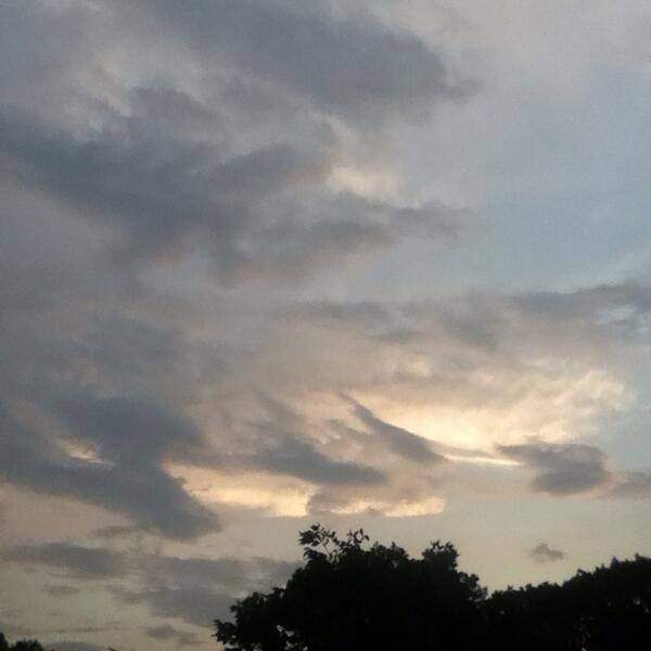 little_beth's tweet photo. @CloudAppSoc summer skies in southern New York. Reminds me of a pretty dementor http://t.co/hiOFTvqADq