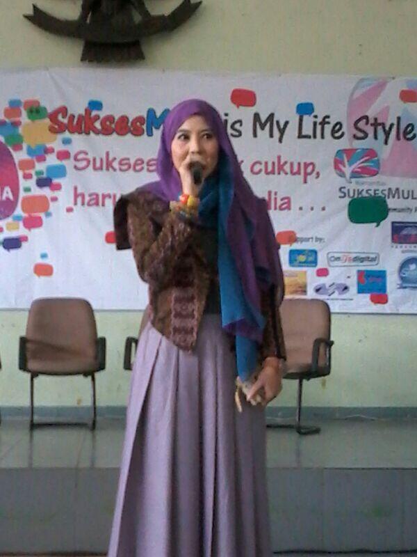 JamilAzzaini's tweet photo. Move ON-> @peggymelatis: Cirebon kerON kek @KomunitasSM @KSMCirebon #FSM2013 #FSMCirebon #FSMLive ,Mba Peggy http://t.co/pWuzp9OHT4”