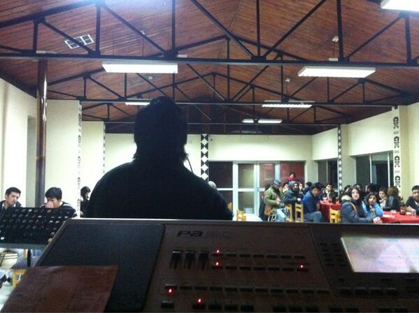 EsenciaMapuche's tweet photo. Pascual pichun en vivo en el hogar pelontuwe cc @DanielaMillaleo http://t.co/YFSxU2RxV1