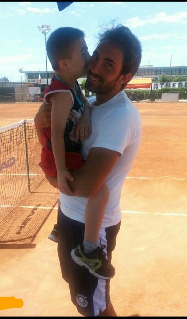 AleAle2121's tweet photo. At work.... ♥♥♥ http://t.co/RJpwD32WvX