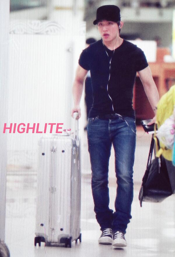 [13/7/13][Pho] Daesung tại sân bay trở về Hàn BPCFxh9CMAAG7eo