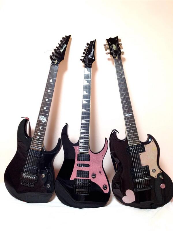 Noah のあち バイク女子 Pa Twitter 早速ピンク のキラキラピックガードをはめてみた W 先輩の7弦ちゃんたちに囲まれても違和感ないねっ 黒ギター3姉妹きゃわわわわ 早くいろいろ変えてあげなきゃっ Http T Co Dozcjyxsbd