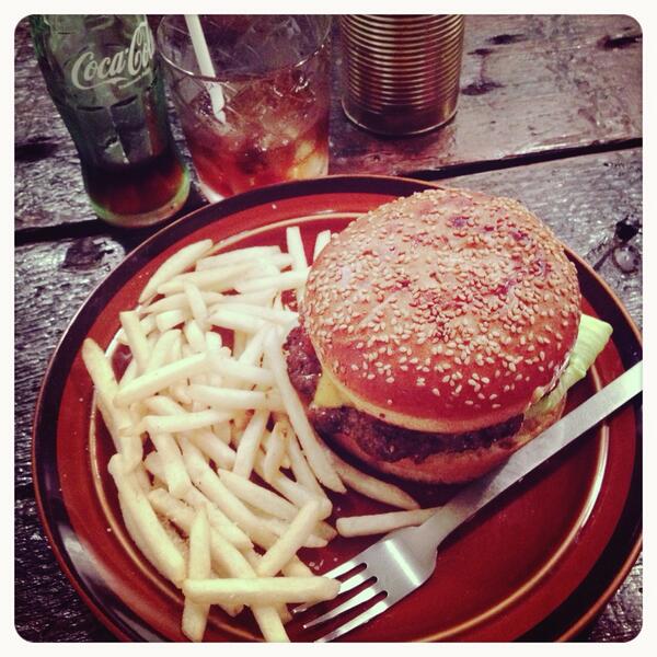 LameticFancy's tweet photo. ウーピーゴールドバーガー💗🍔 ごちそうさまでした😋✨ http://t.co/vxmVXilp7e