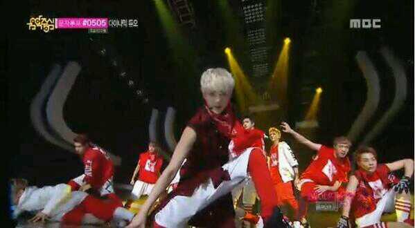 EXOFANBASE__'s tweet photo. ending pose on music core http://t.co/395sxN9nMw