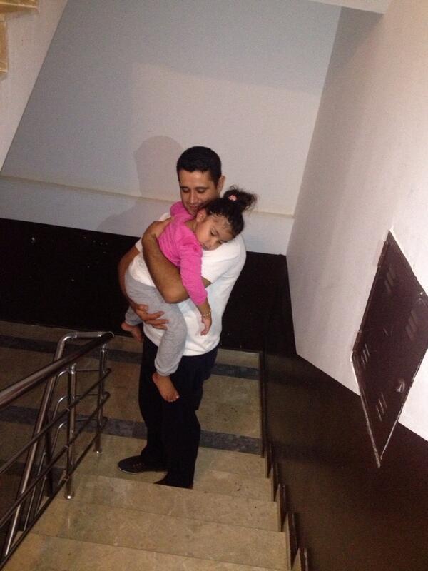 Hanim ayakta uyuyor:)))