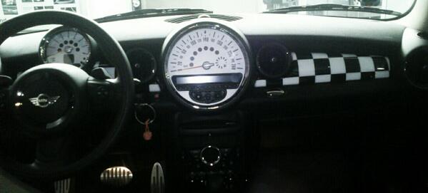 MINIAupesan's tweet photo. Ayer nuestro amigo @franavarro93 le hizo unos cambios q su Cooper S. Salpicadero bandera Meta, nuy chulo!! http://t.co/pcoyIIDctD
