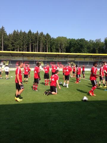 FCBayern's tweet photo. Keine Pause bei Pep. Trotz Testspiel heute (19 Uhr, Großaspach) und morgen (Rostock) seit 10 Uhr Training. ^M.Hörwick http://t.co/wk7hqUNPt5