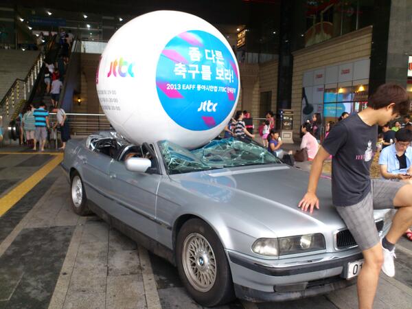KWBer's tweet photo. #동아시안컵 진격의 축구공 왕십리 비트플렉스에서 발견했어요^^ JTBC의  동아시안컵 단독중계 진심으로 축하드리고 본방사수할게요^^ http://t.co/r8EQyoYHMw