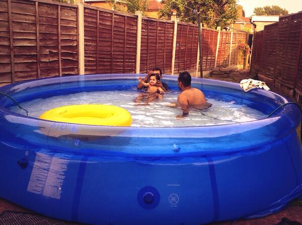 MaZeZiN's tweet photo. Fun in the sun #Relaxing #FamilyFunDay #Alcohol #PricelessMoments http://t.co/BTQLo1s7bY
