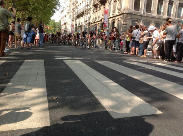 LeProgresTDF's tweet photo. À 5 km de l arrivée... #TdF #Lyon quai du Rhône http://t.co/W6Cy7ss0NC