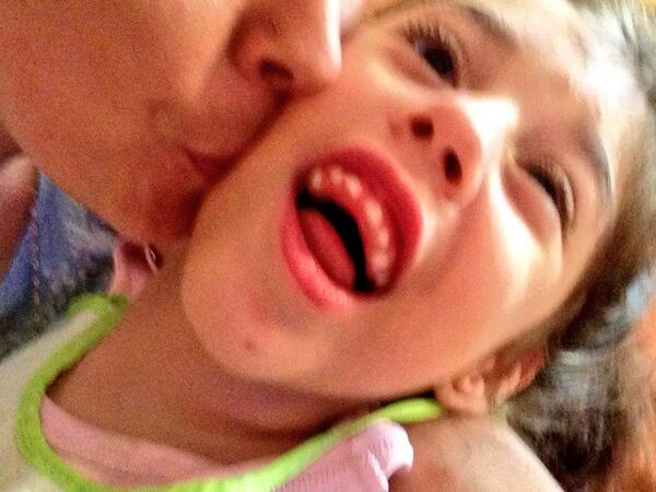 La sonrisa de nuestra hija es siempre una luz de esperanza. #paralisiscerebral por presunta negligencia médica