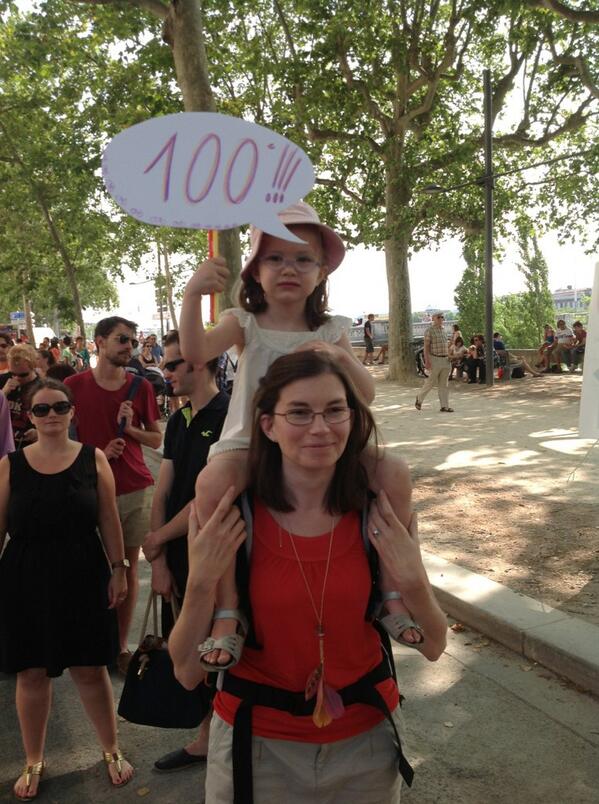 LeProgresTDF's tweet photo. Berenice 3 ans... Sur les épaule de sa maman Marie avec un bien joli panneau. De #lyon #TdF @maximebonnet http://t.co/GYX3v9duoB