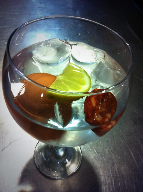 Jadefs2's tweet photo. Gin tónic de limón con huevo... y rodaja de chorizo http://t.co/esHcytIQB2
