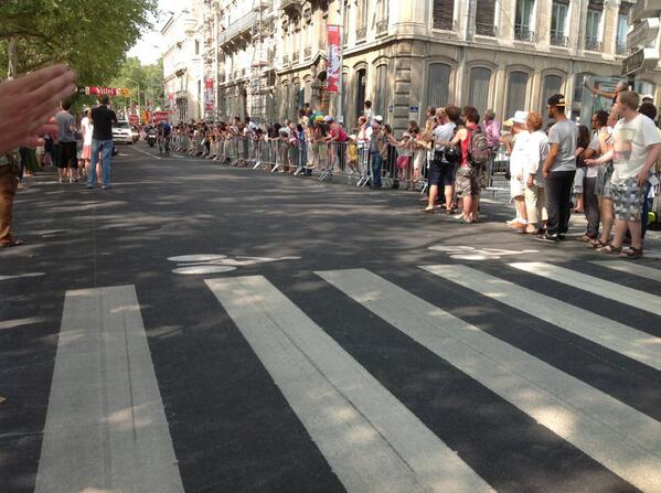 LeProgresTDF's tweet photo. Au cœur de la course #TdF #Lyon quai du Rhône http://t.co/aEgoitG3zV