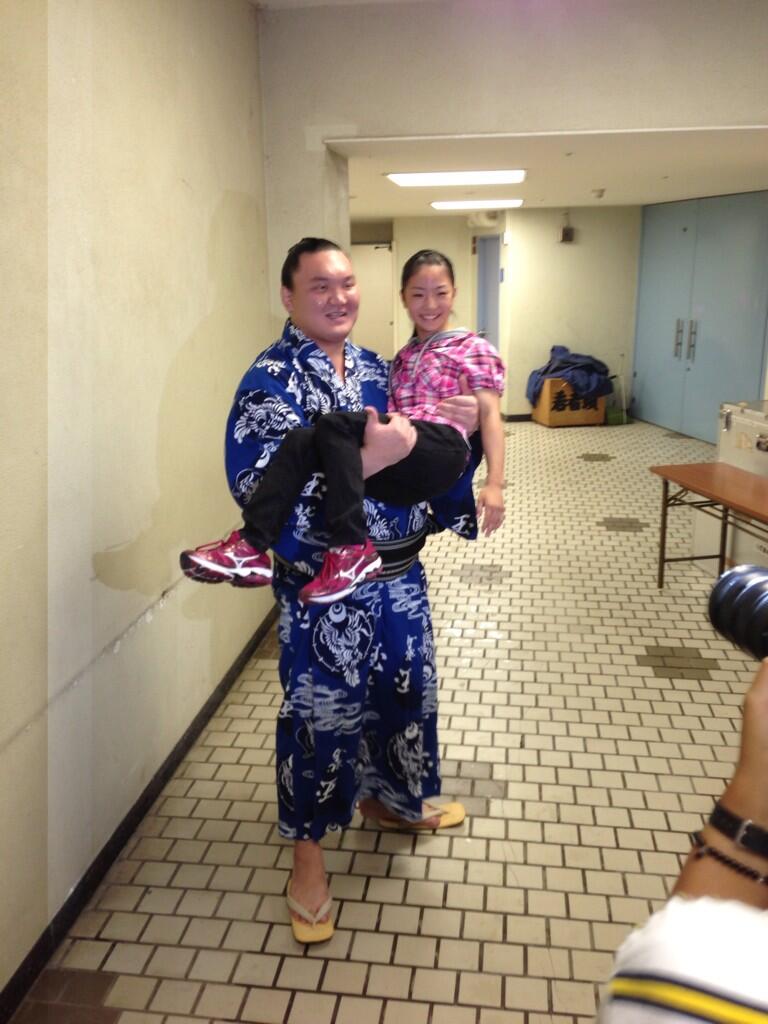 スモートフォン 白鵬関が体重35kgという体操の寺本明日香選手を軽々とお姫様抱っこ Http T Co Sp1gdnmoa1