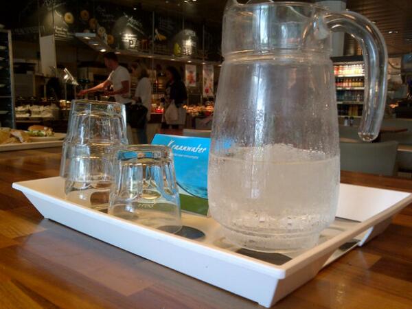 Dunea's tweet photo. Gratis #kraanwater voor klanten. Goed voorbeeld @LaPlace ! http://t.co/kHWVMfK3Te