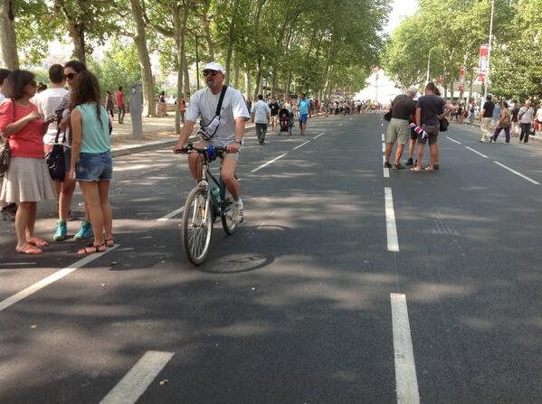 LeProgresTDF's tweet photo. La course passée : les cyclistes amateurs retrouvent la route #Tdf #Lyon http://t.co/6XsHUh1Zm9