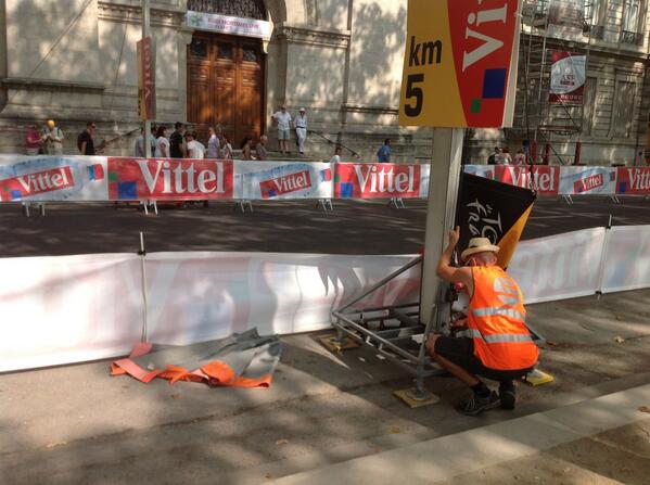 LeProgresTDF's tweet photo. La voiture balai passée : on démonte rapidement #TdF #Lyon http://t.co/1ApjtUEOXh