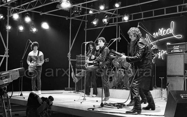 LaBandaTraperaR's tweet photo. Si, con Lemmy de @myMotorhead
RT @arxiusendra: Actuació "La Banda Trapera del Río", programa "Musical Express" (1981)
http://t.co/5DNGg5u8mM