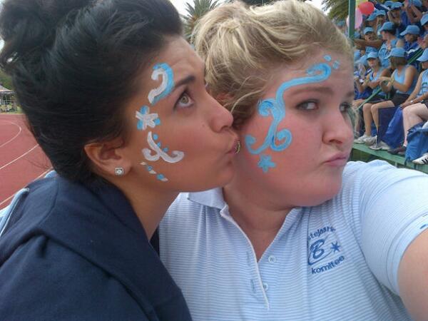 nikkels17's tweet photo. Mis vandag vir zaan so baie!!2 augustus moet kom lat ons kan opvang!! @elzaangouws #friendsforever #mooiedames http://t.co/DTe91cKfww