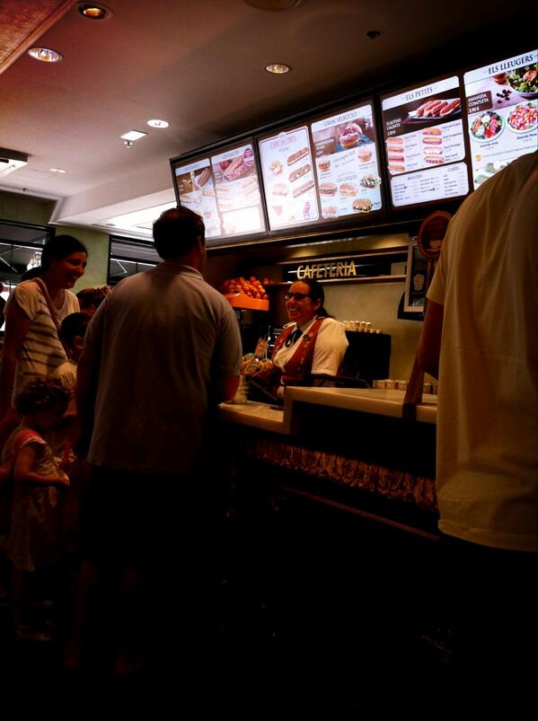 roiiglesias's tweet image. El misterioso caso del contenido estático en la digital billboard #estapasando continuamente