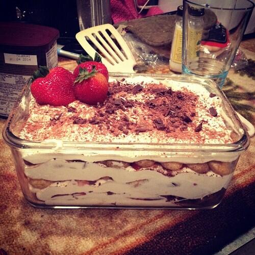 12oskr12's tweet photo. #dessert #tiramisu #strawberries #cocoa #coffee #yumyumyum http://t.co/2FlGcwy167